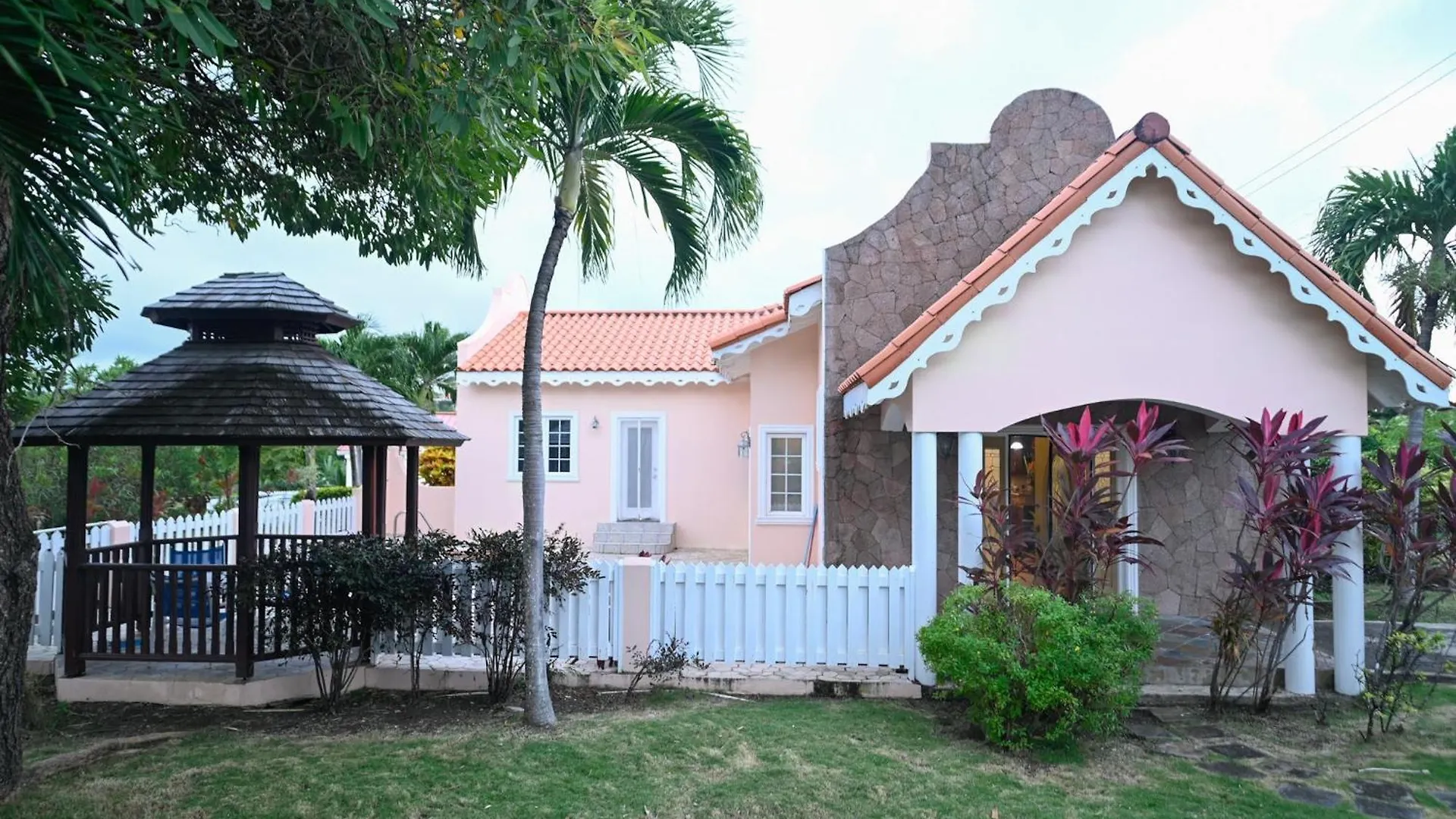 Iyanola Tee Joys Villa Gros Islet Saint Lucia