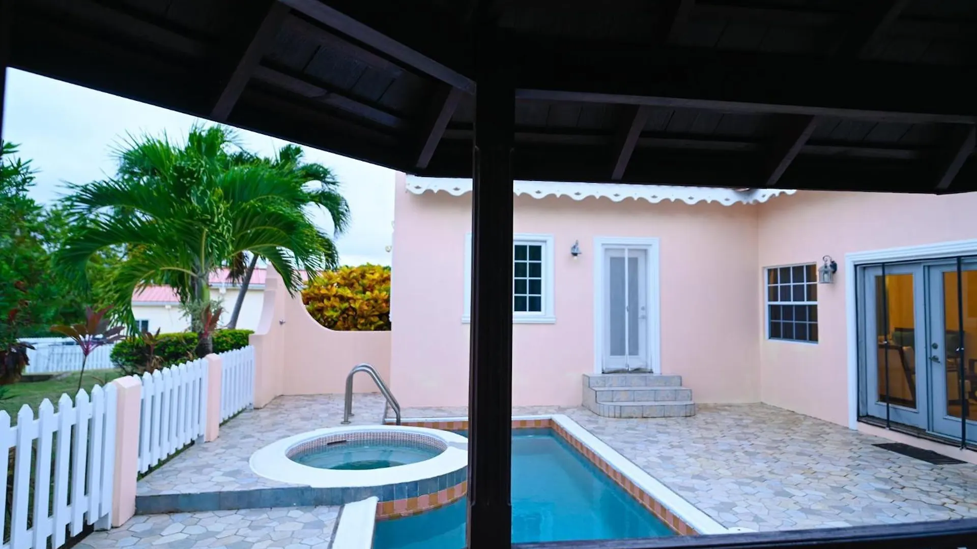 Iyanola Tee Joys Villa Gros Islet