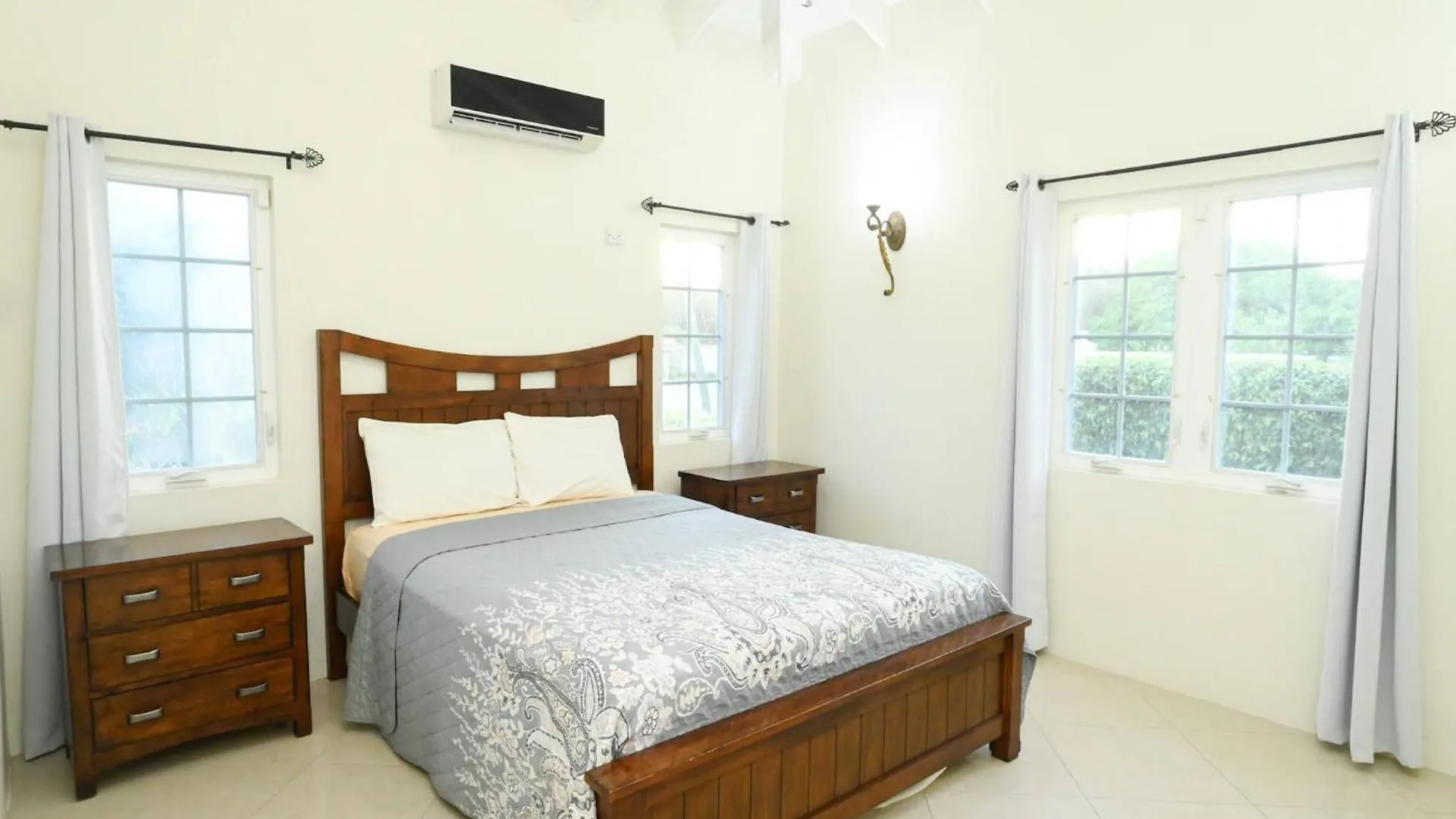 Iyanola Tee Joys Villa Gros Islet Saint Lucia